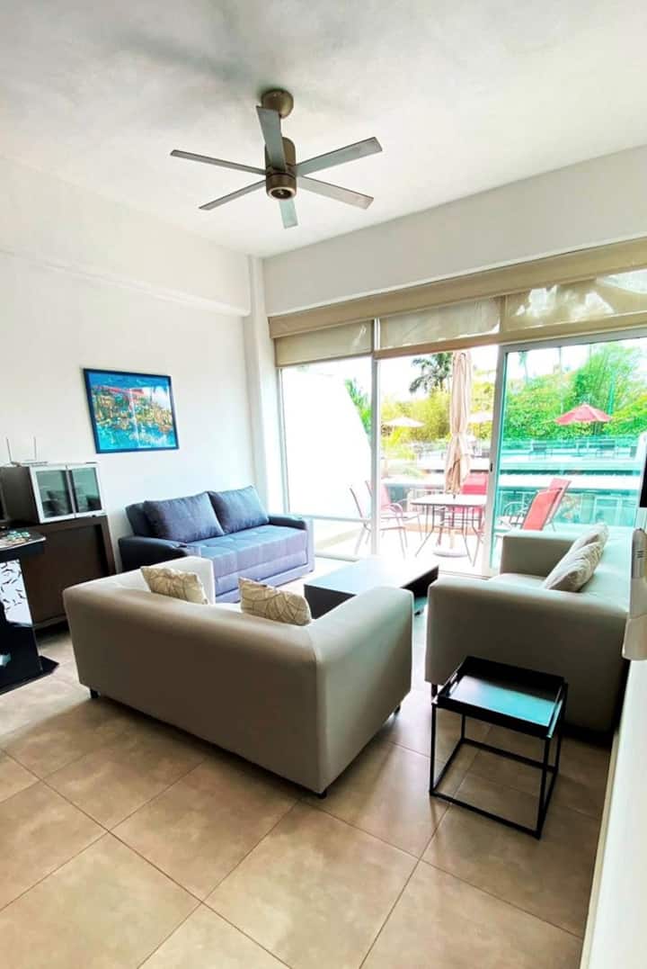 Area de sala que cuenta con un sofa cama para 2 personas