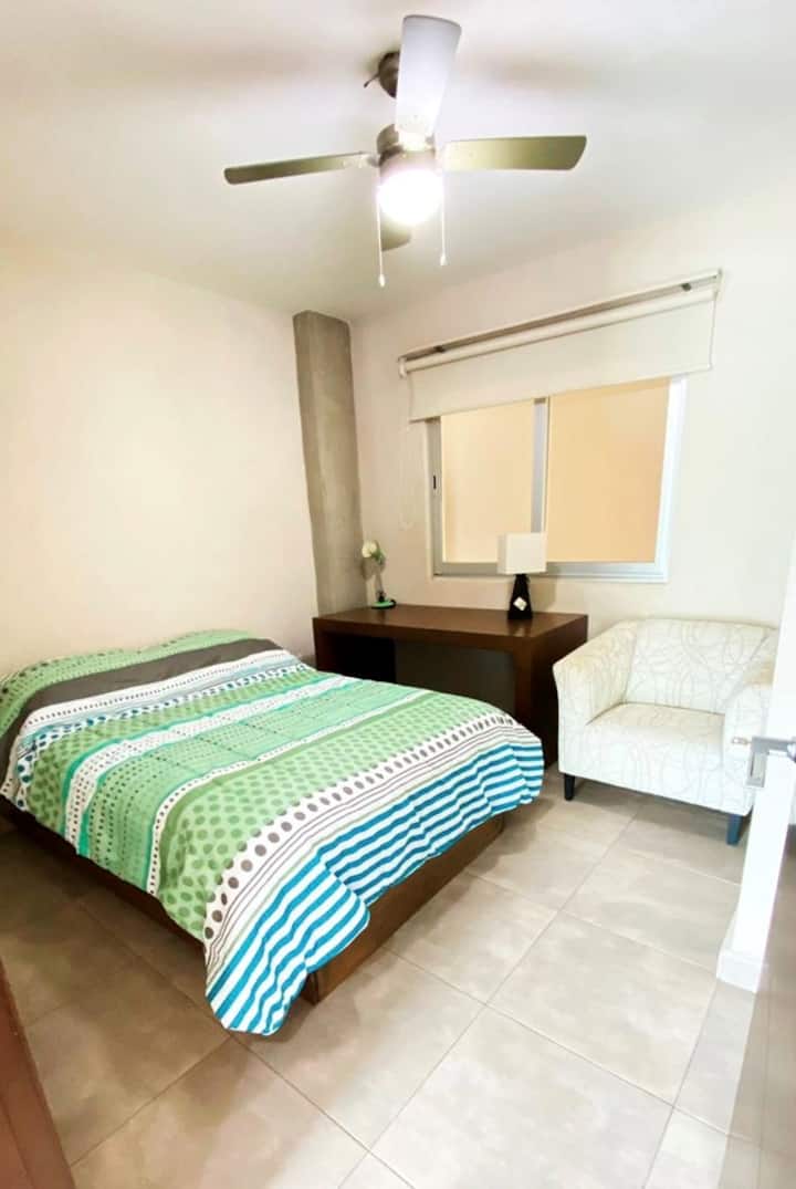 Cuarto con escritorio para trabajar con WIFI y TV, AC y ventilador de techo