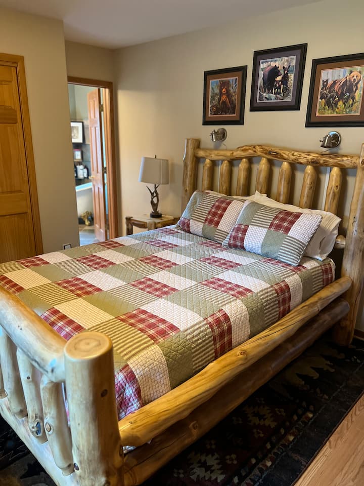 เตียงหลักที่ชั้นล่างหันหน้าไปทางมุมนั่ง