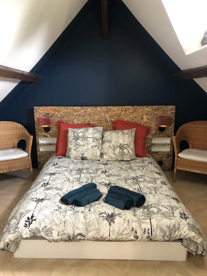 Спална соба 1 одделена од собата за слетување со врата што може да се заклучи со двоен кревет 140 x 190 см