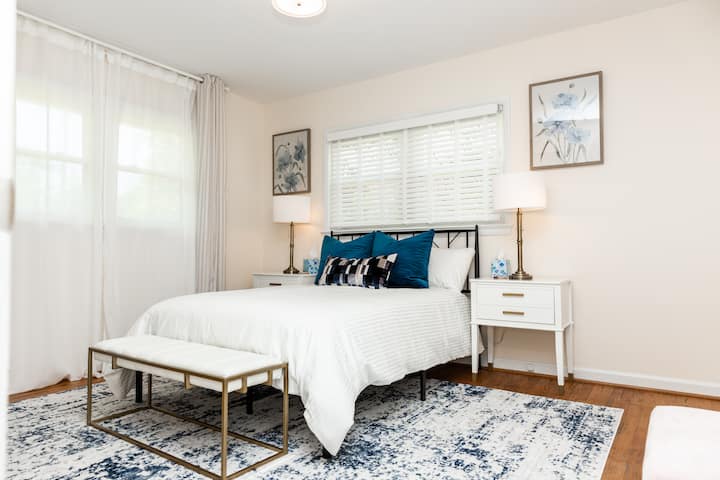 Chumba kikuu cha kulala chenye utulivu chenye kitanda kamili, matandiko ya safu na madirisha mawili makubwa kwa ajili ya mwanga laini wa asili. Chumba hiki kina ufikiaji wa moja kwa moja wa bafu la kujitegemea lenye bomba la mvua. 