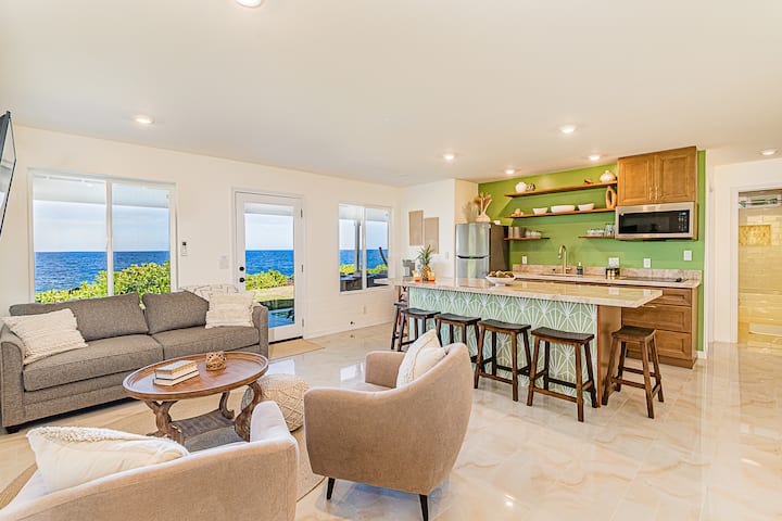 ¡Sala de estar de concepto abierto, cocina y comedor interior, todo con vistas al mar!