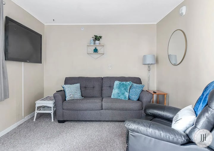 Диван във всекидневната