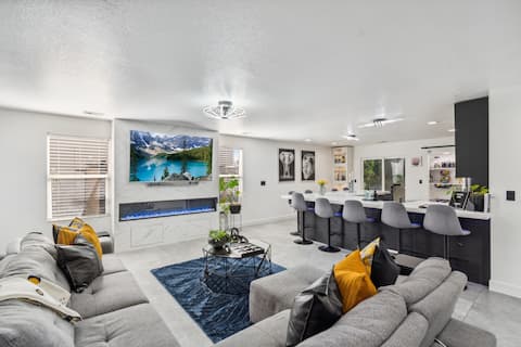 Modern Family Home with Hot Tub and Grill area