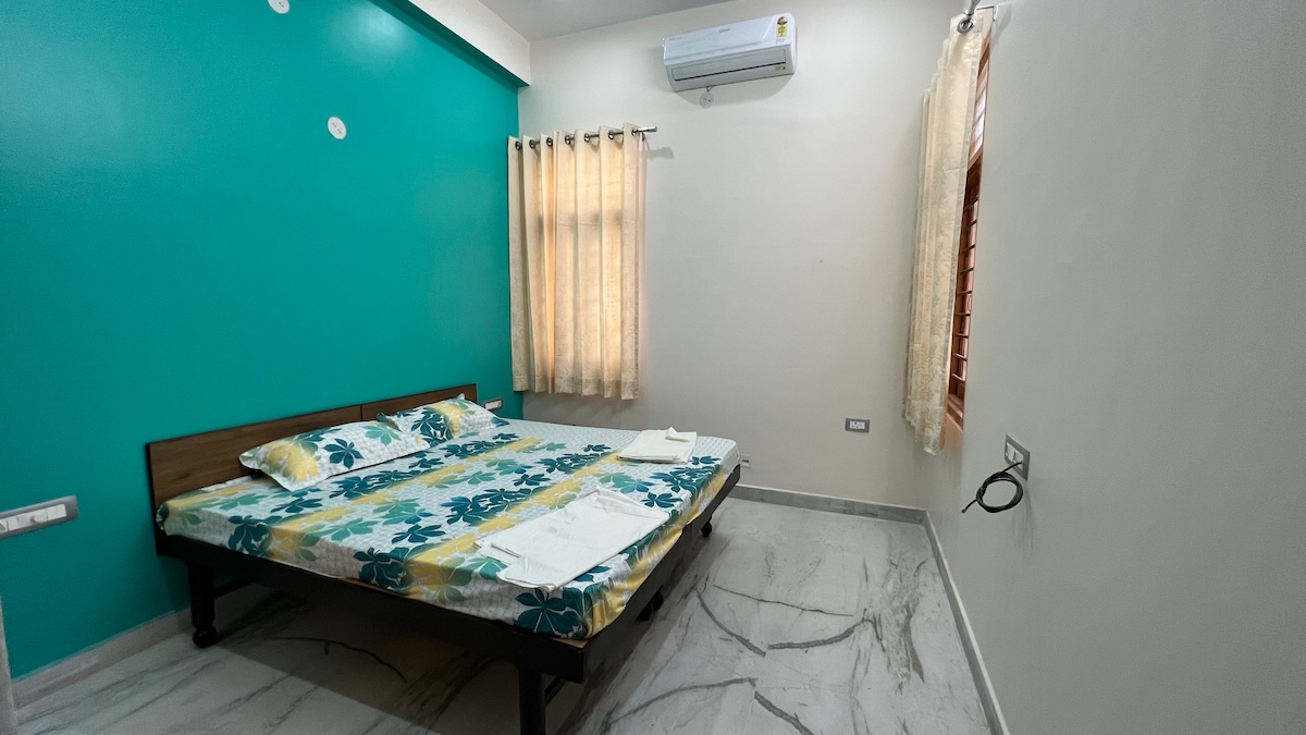 חדר שינה בקומה הראשונה