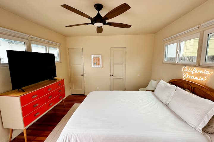 הנכס שלכם כולל טלוויזיה חכמה חדשה בגודל 55 אינץ' על גבי מזנון מודרני יפהפה מאמצע המאה, שמאחסן את מגבות החוף שלנו, ספרי נסיעות, משחקי קופסה וחוברת ההמלצות שלנו. 

תוכלו לנוח על מזרן Leesa בגודל קווין סייז נוח במיוחד. 