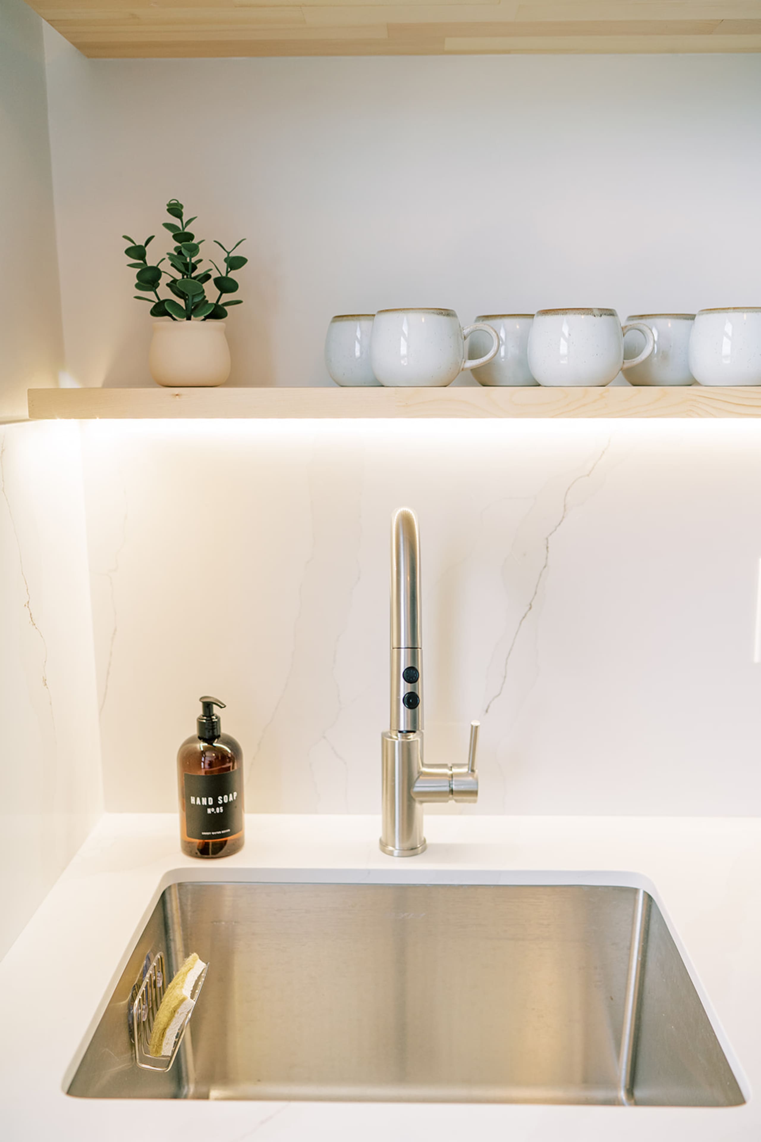 Home in Honolulu · ★4.97 · 1 bedroom · 2 beds · 1 bath - Image 18