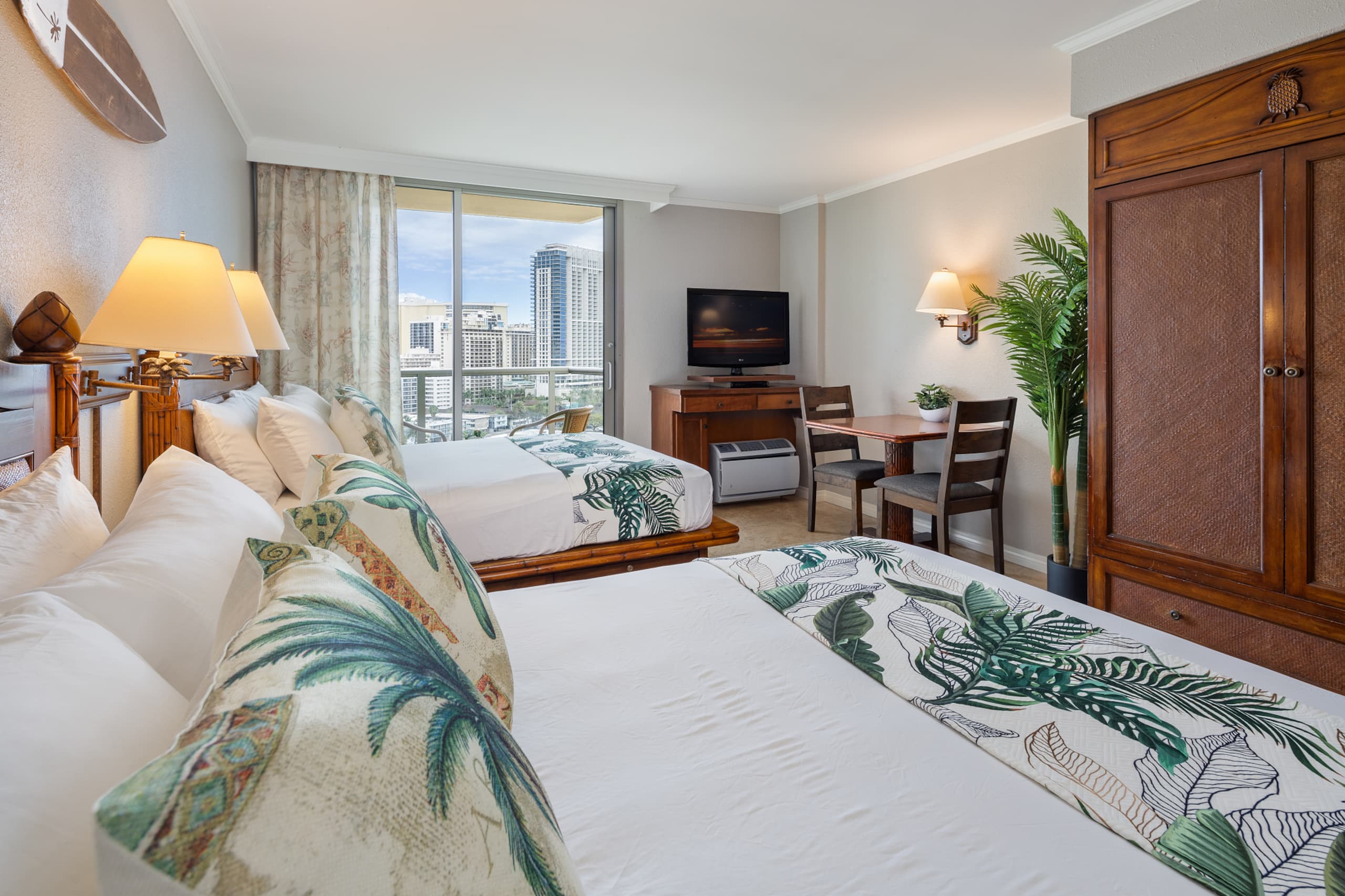 Condo in Honolulu · ★4.75 · 1 bedroom · 2 beds · 1 private bath - Image 4