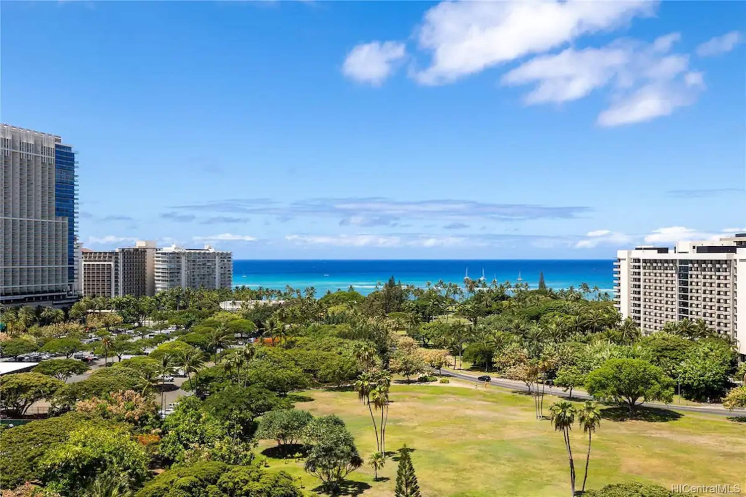 Condo in Honolulu · ★4.75 · 1 bedroom · 2 beds · 1 private bath - Image 3