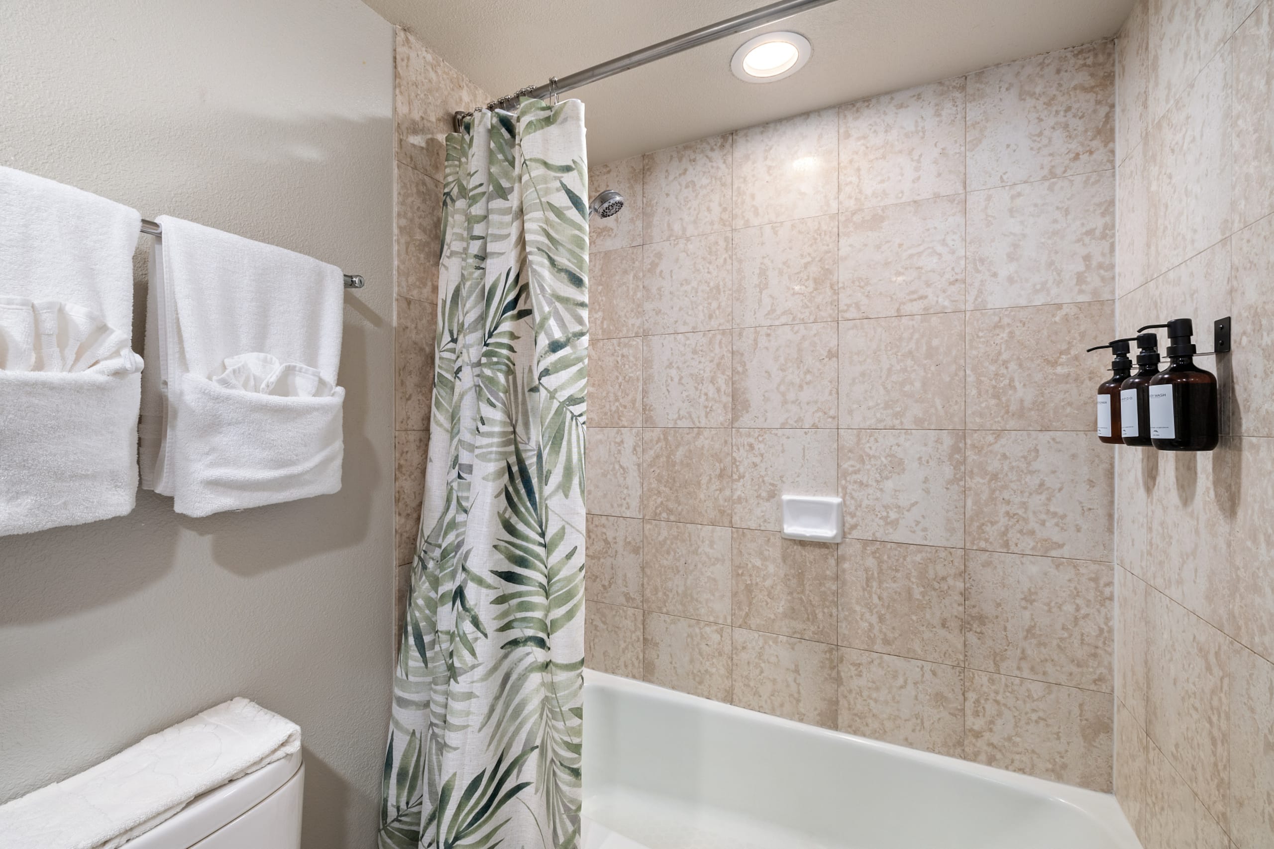 Condo in Honolulu · ★4.75 · 1 bedroom · 2 beds · 1 private bath - Image 14