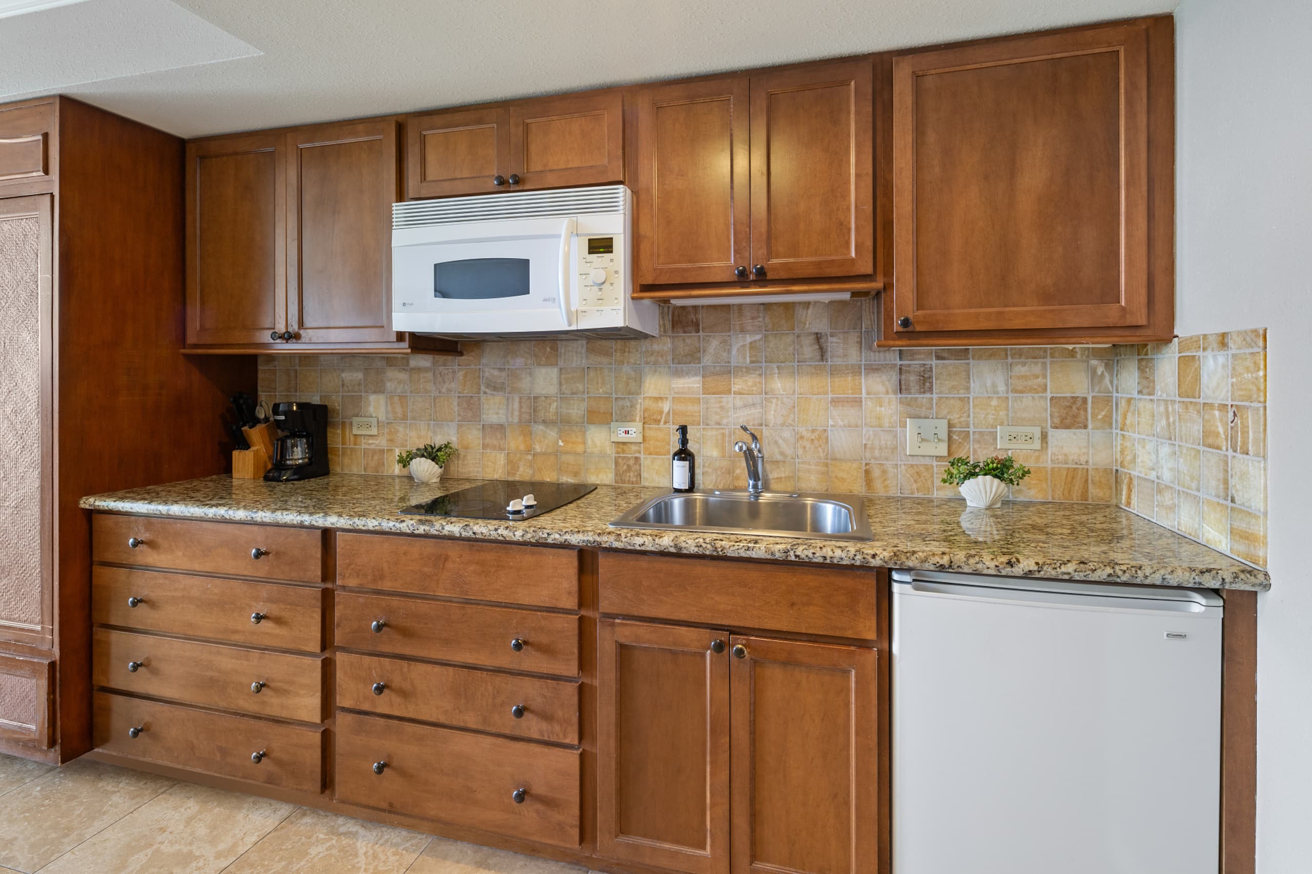 Condo in Honolulu · ★4.75 · 1 bedroom · 2 beds · 1 private bath - Image 18