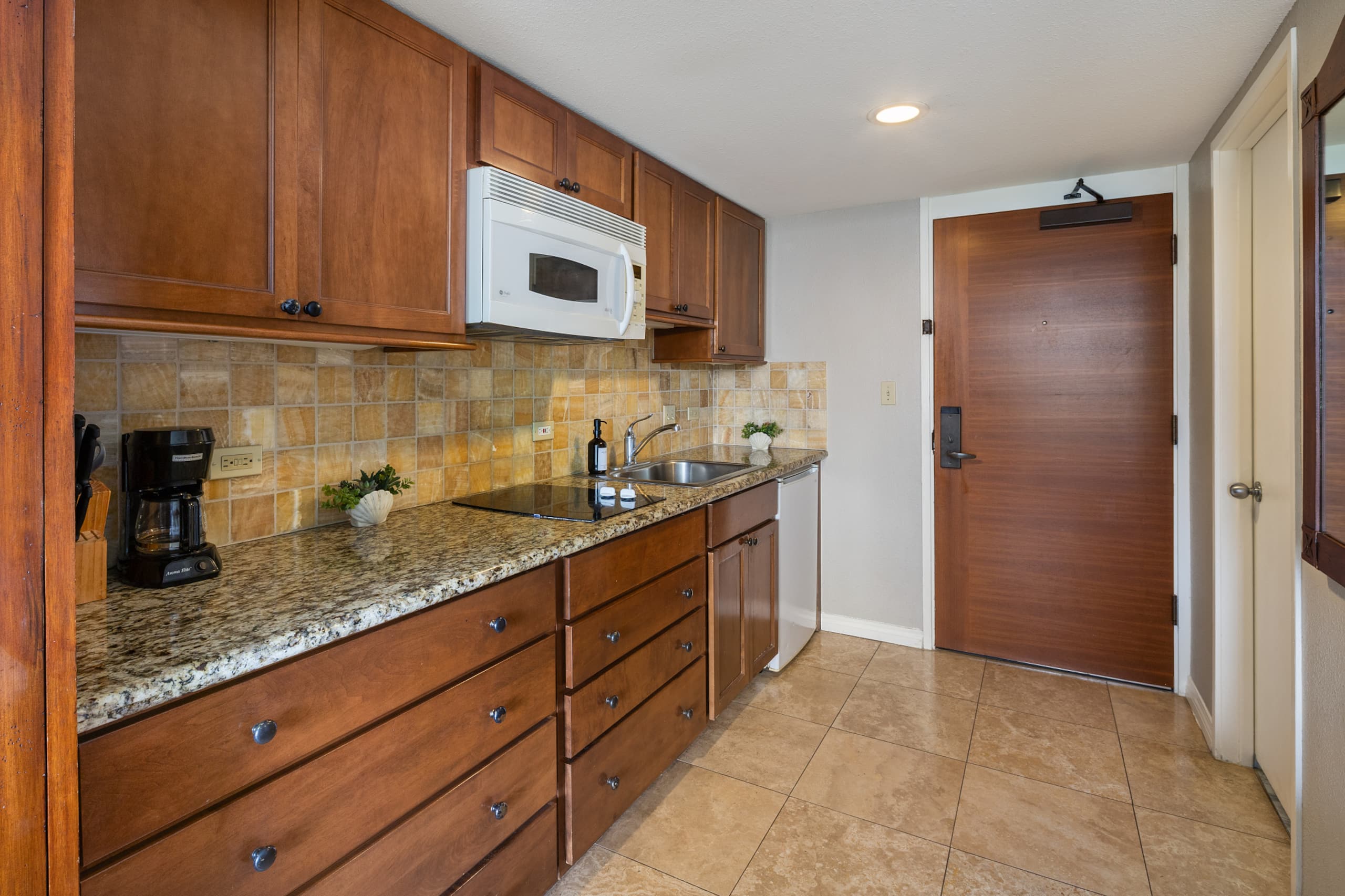 Condo in Honolulu · ★4.75 · 1 bedroom · 2 beds · 1 private bath - Image 19