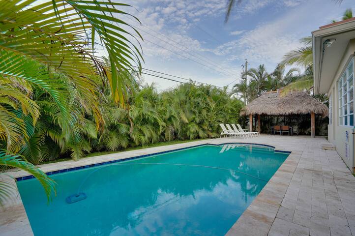 Walk to Beach & Dining ~ East of US1 ! gallery image 3