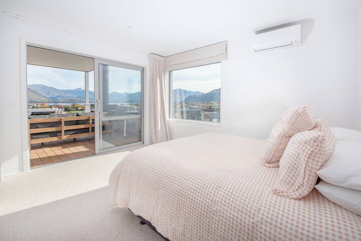 Ოსტატი - King Bed with Ensuite.  Სურათი არ შეესაბამება რეალურ ხედს გაღვიძებისას.