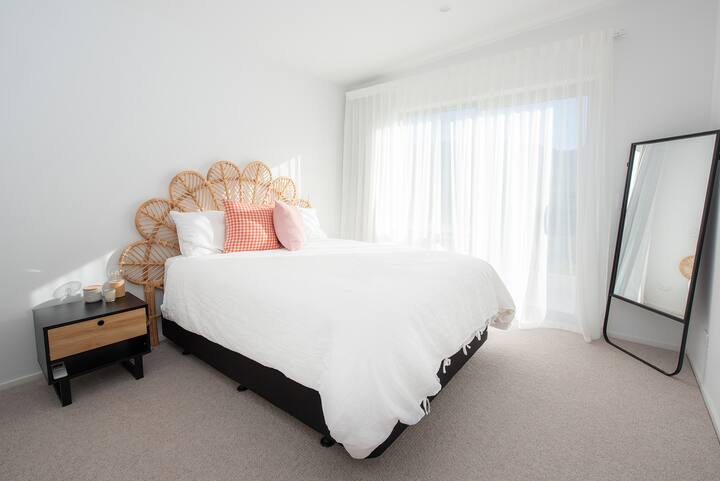 Საძინებელი 3 - საწოლი 152 × 203 სმ და უფასო ტბისა და მთის ხედები.