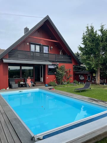 Flott hus med hage og oppvarmet svømmebasseng