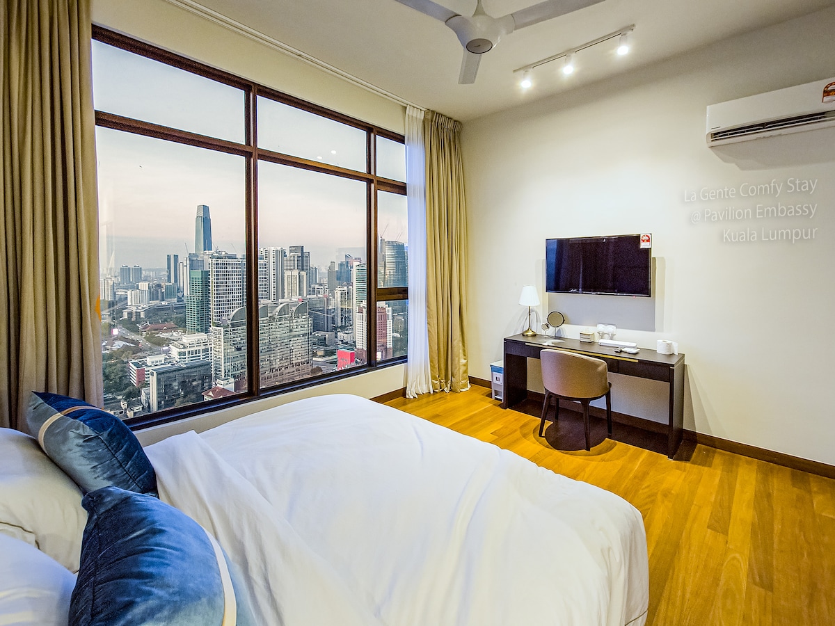 Dhoma jonë kryesore e gjumit me pamje të mahnitshme të qytetit, këtu në La Gente Comfy Stay, ne përdorim shtrojat e krevatit prej pambuku egjiptiane të cilësisë më të lartë, të sapolara dhe të shërbyera për çdo vizitor të ri, duke të ofruar përvojën më të mirë të gjumit 