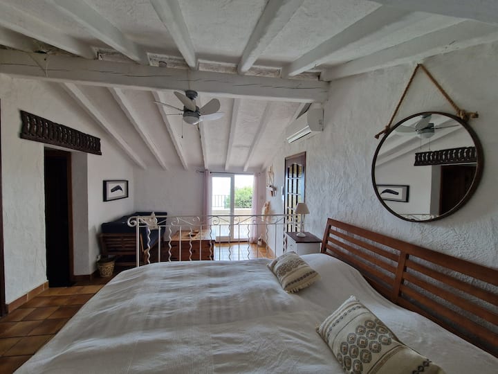 Вила: бела спална соба