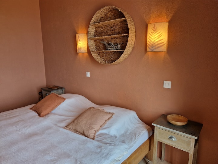 Вила: Schlafzimmer terracotta