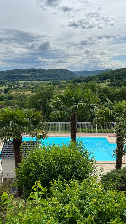 House with pool and superb view of the valley