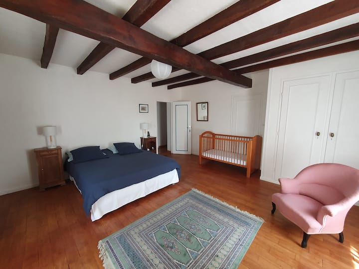 Спалня 1 , приземен етаж, бебешко креватче