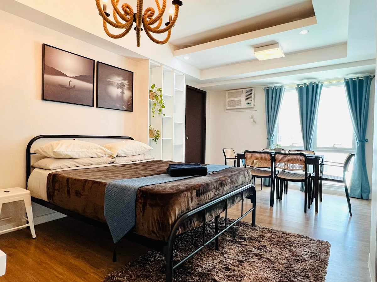 En lugar del sofá cama habitual, ponemos una cama tamaño queen real en el comedor, para que el espacio pueda servir como dormitorio adicional.

También podemos configurar un colchón adicional para 1 persona más bajo petición y debemos hacer con 2 días de anticipación. 