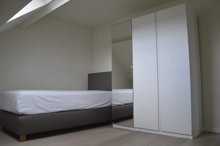 Chumba cha kulala kilicho na kitanda cha mtu mmoja (m 2,10 x m 1,00) na topdeckmattress