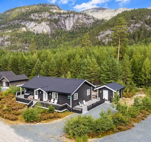 Cabin by fjord and mountains with 3 bedrooms and annex.