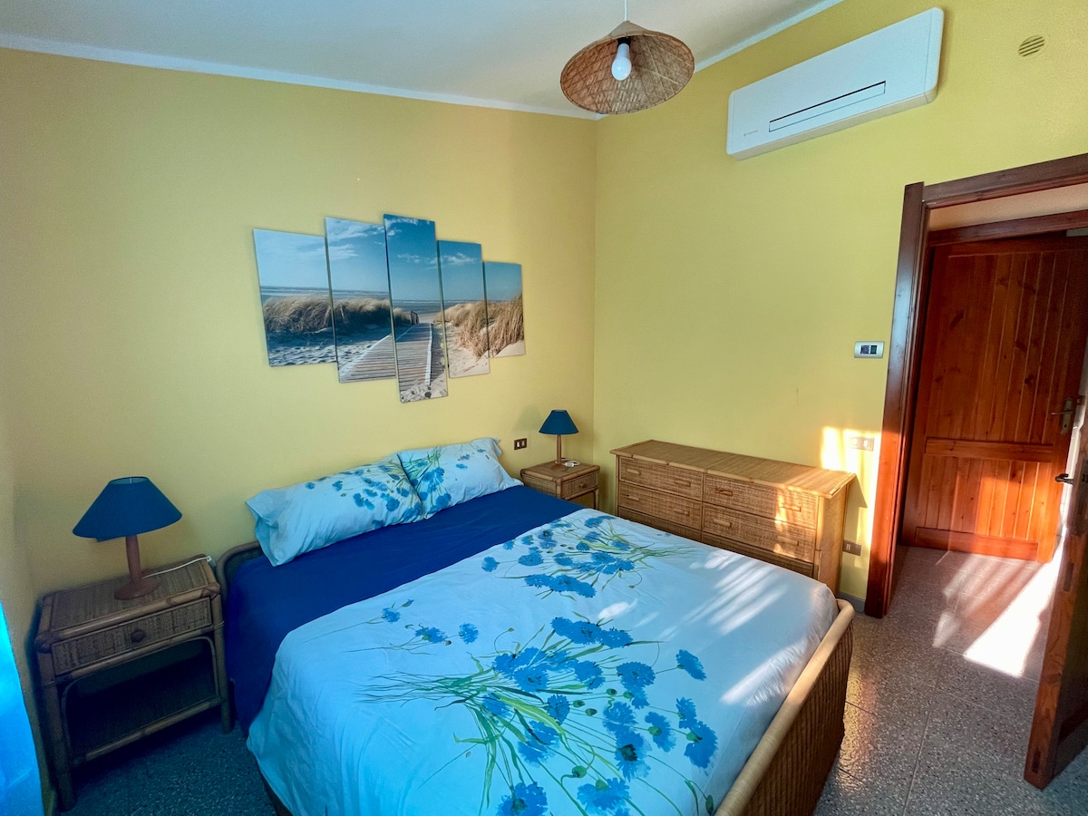 Chambre double principale équipée de la climatisation. 