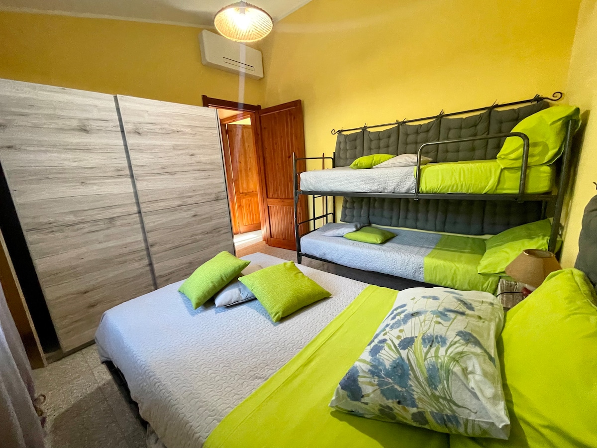 Deuxième chambre avec lit superposé et lit d'une place et demie climatisée. 