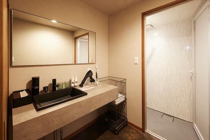 ＜洗面＞Refa製のヘアドライヤー、ストレートアイロンをご用意しております。