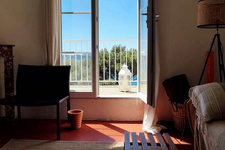 Всекидневна с антични мебели