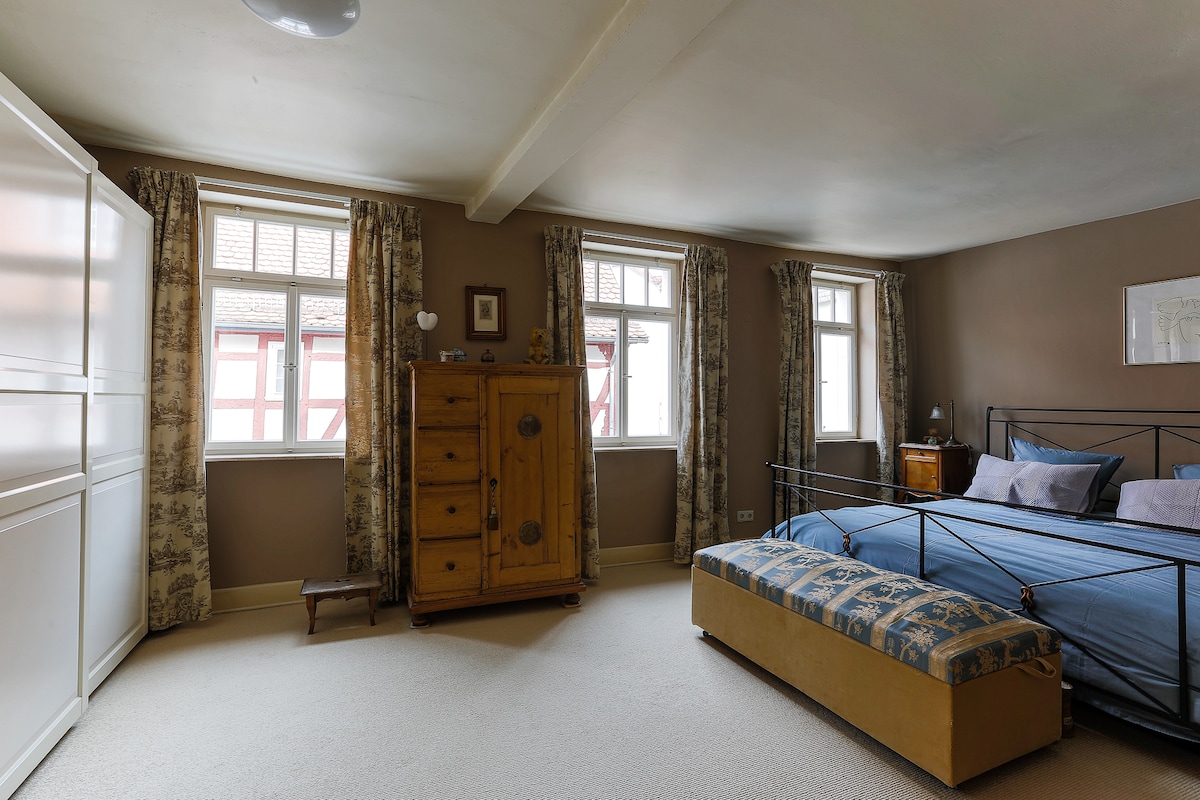 קומה 1,
חדר שינה גדול מאוד עם ארון בגדים.