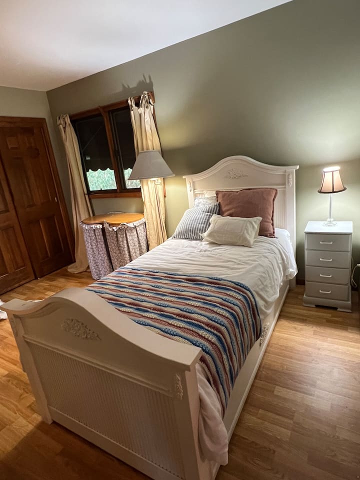 La cama nido individual se abre para dormir. 2.