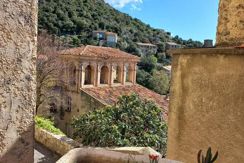 Pascaline's vaults, sea and mountain views, Lama