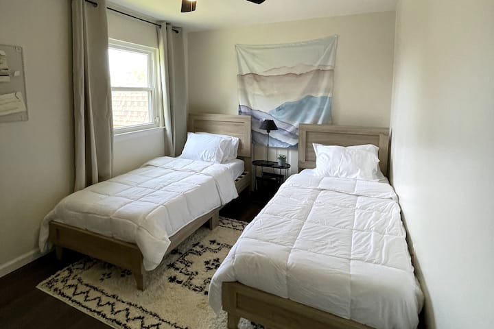 חדר השינה האחורי מושלם לילדים או לאורחים שרוצים מיטות משלהם. הוא חבוי הרחק מחדרי השינה האחרים בצד השני של הבית כדי להוסיף שקט ושלווה.