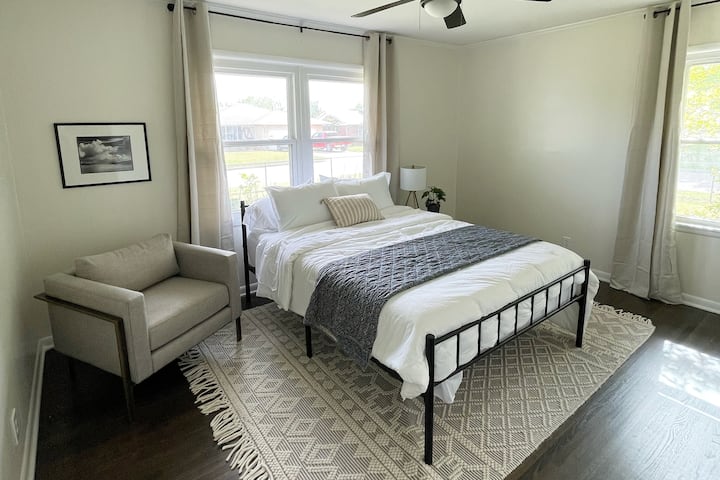 חדר שינה משני כולל מיטת קווין סייז עם מזרן ספוג זיכרון, סדינים לבנים נקיים ופריכים, וילונות מחשיכים בחדר וטלוויזיה עם מסך שטוח 55אינץ 'עם Firestick. שטוף שמש לאורך היום. 