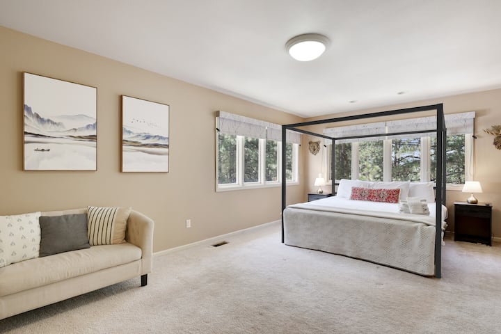 Ampia camera da letto principale con letto matrimoniale grande, ampio bagno privato e cabina armadio.