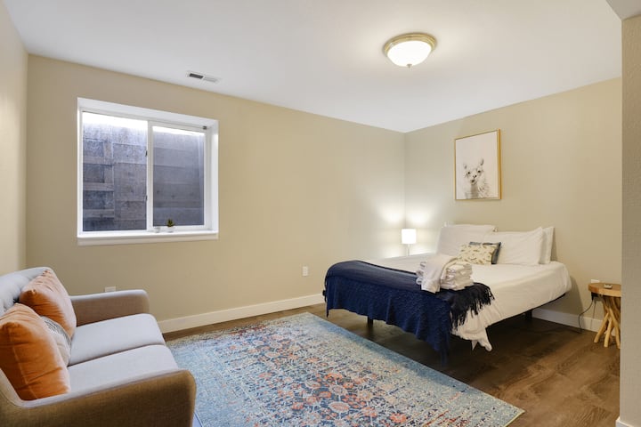 Camera da letto al piano inferiore 6 con letto queen-size e posti a sedere.