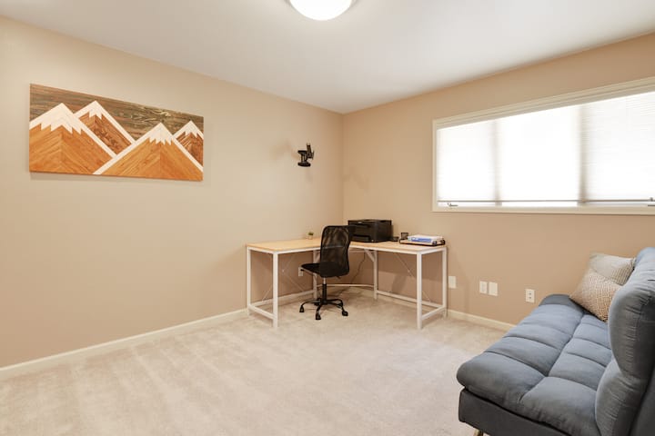 La camera da letto 4 ha uno spazio di lavoro dedicato con letto queen size e materasso ad aria