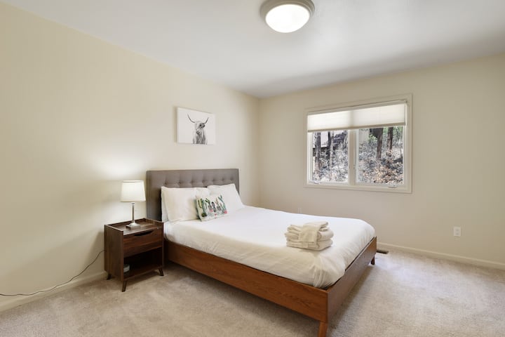 Camera da letto 3 con letto matrimoniale e TV.