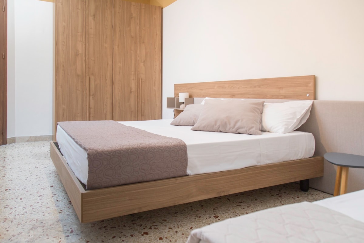 ห้องพักสำหรับสามท่านกว้างขวางพร้อมเตียงควีนไซส์และเตียงเดี่ยว มีตู้เสื้อผ้าตู้เสื้อผ้าผ้าเช็ดตัวหลากหลายขนาดผ้าปูที่นอนผ้านวมและทุกสิ่งที่คุณต้องการเพื่อให้การเข้าพักของคุณสมบูรณ์แบบ