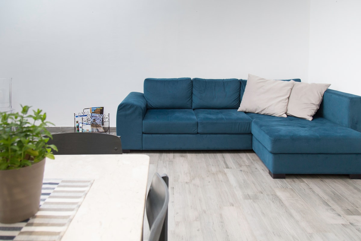 โซฟาที่สะดวกสบายมีอยู่ภายในห้อง
ครัวห้องนั่งเล่น