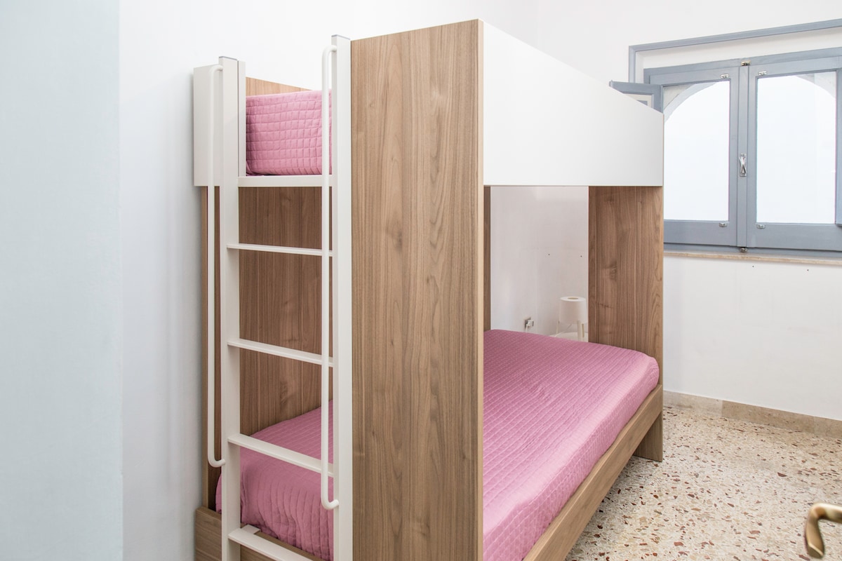 ห้องนอนพร้อมเตียงสองชั้น