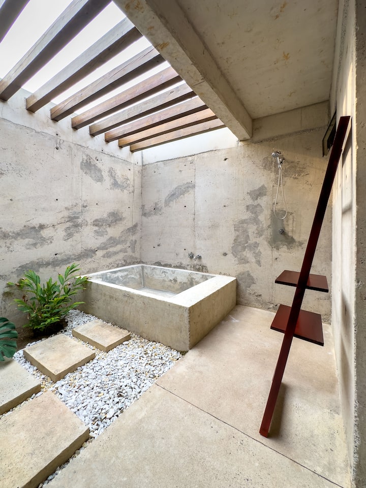 El baño del cuarto principal desde otro ángulo.