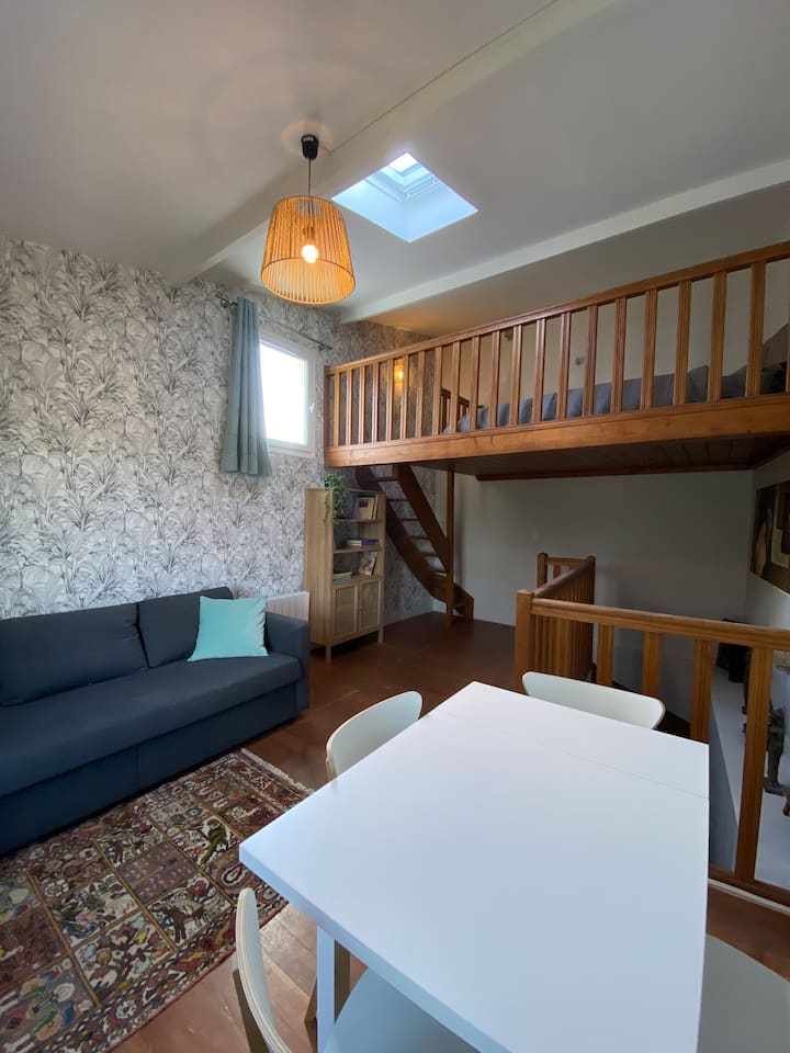 סוויטה בקומה השנייה עם מיטה זוגית וקומת ביניים וספה זוגית. חדר רחצה צמוד נגיש על ידי אזור משותף בקומה הראשונה. מתאים ל -2 -4 אנשים