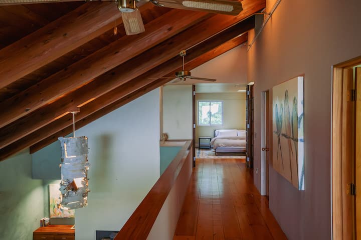 ทางเดินชั้น 2 มองเห็นพื้นที่นั่งเล่น ห้องน้ำเต็มรูปแบบพร้อมซาวน่าทางขวามือตามด้วยห้องทำงานและห้องนอนพร้อมห้องน้ำในตัว