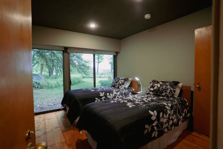 ห้องนอน 3 บนชั้นแรกมีเตียงแฝด 2 เตียงและใช้ห้องน้ำเต็มรูปแบบในตัว (ห้องน้ำกระเบื้องสีชมพู) พร้อมห้องนอน 2 ทางเข้าห้องนอนจากโถงทางเดิน ตู้เสื้อผ้าอยู่ตรงทางเข้าด้านนอกโถงทางเดิน