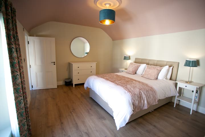 Chambre 4 à l'étage s'interconnectant à la chambre 5 et partage une salle de bain familiale avec la chambre 5