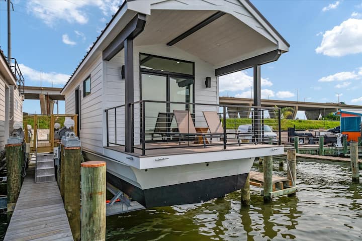 Cass-N-Reel Luxury Houseboat - Houseboats for Rent in Kent Narrows,  Maryland, United States - Airbnb